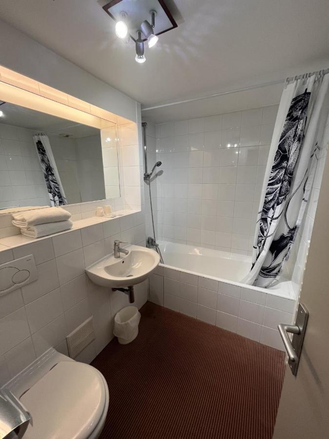 Kyriad Chantilly Nord St Maximin Hotel 3*