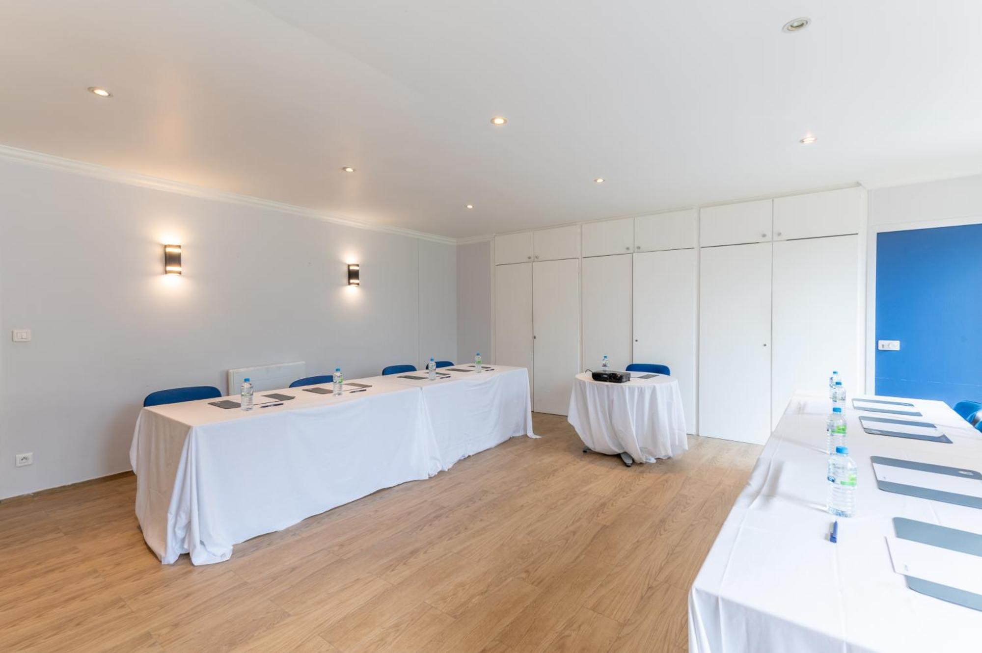 Kyriad Chantilly Nord St Maximin Hotel 3*