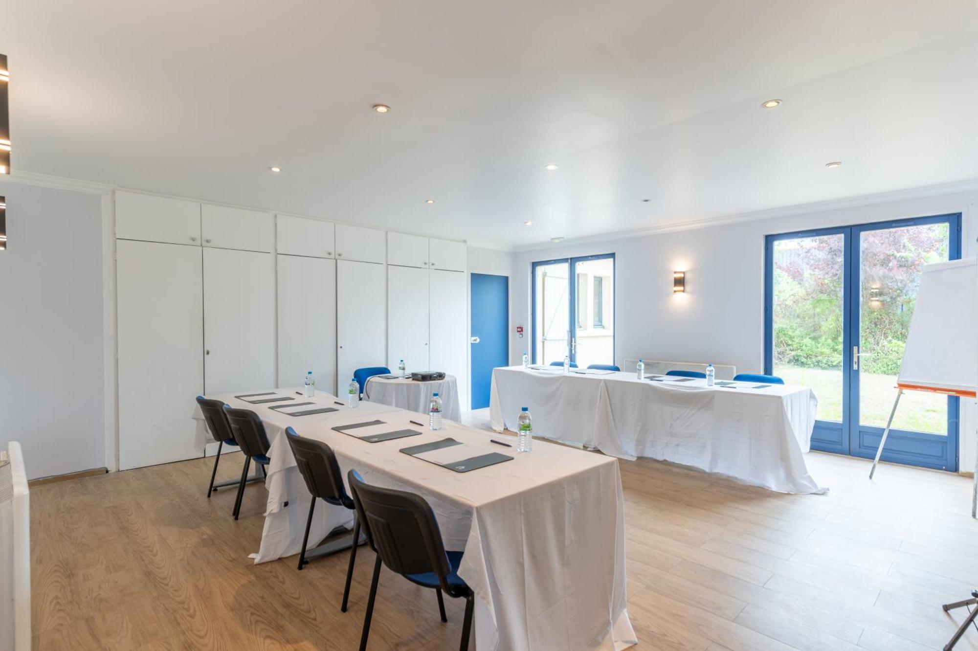 Kyriad Chantilly Nord St Maximin Hotel
