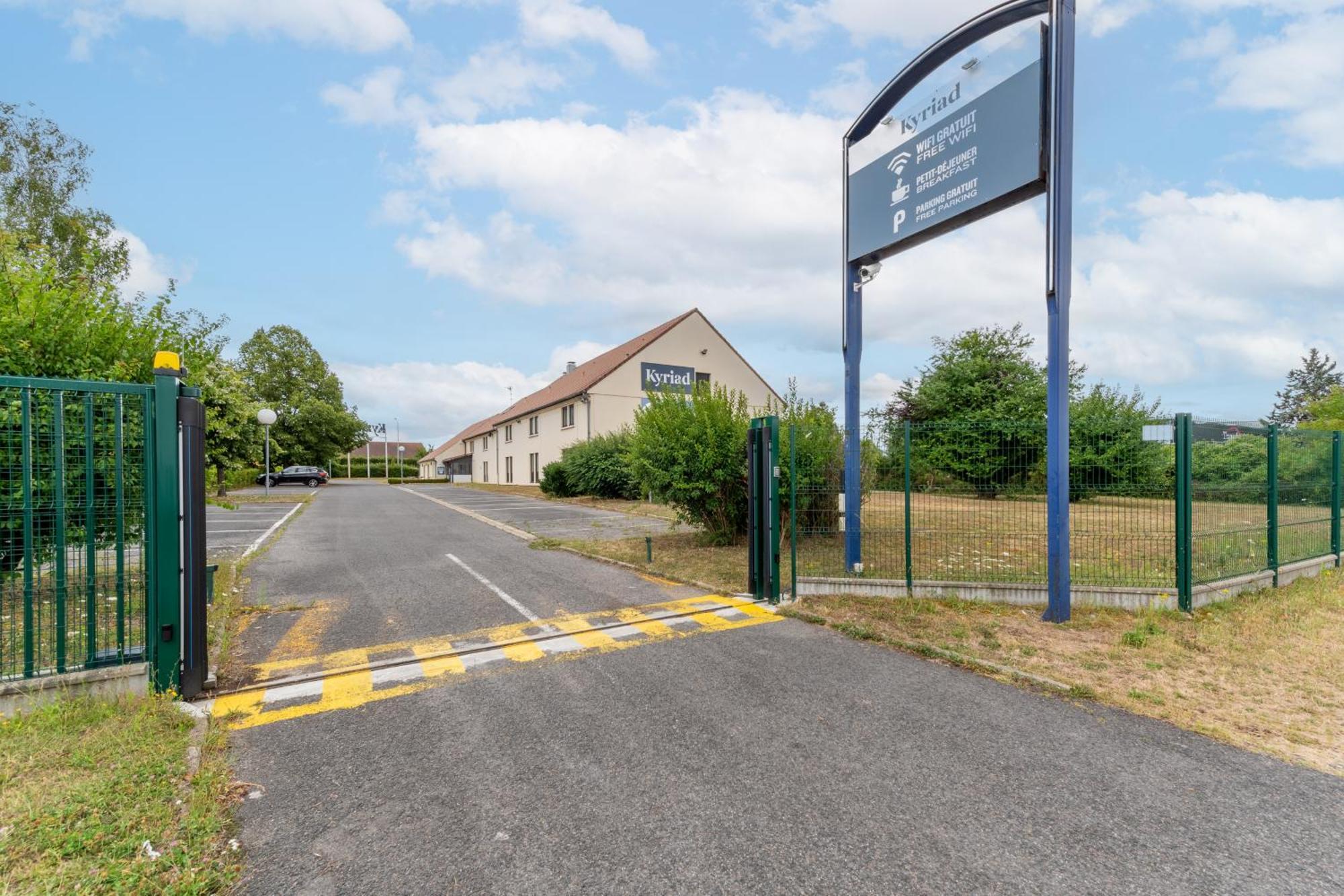 Kyriad Chantilly Nord St Maximin Hotel 3*